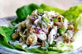Крабовый салат с грушей и орехами