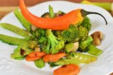 Жареные овощи с острым соусом
