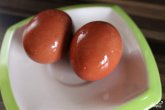 Яйца, крашеные молотым красным перцем (паприкой)