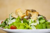 Легкий салат Цезарь с анчоусами