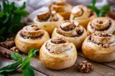 Булочки с грецкими орехами и корицей