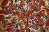 Пицца в домашних условиях с колбасой и грибами