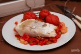 Рыбное филе, жаренное с овощами и креветками