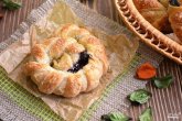 Слоечки завитушки с черникой 