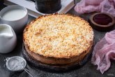 Песочный пирог с творогом и клубничным джемом