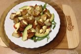 Теплый картофельный салат с авокадо