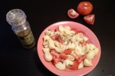 Салат с тунцом, макаронами и помидорами