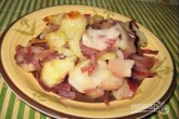 Картофель, запеченный с яблоками и красным луком