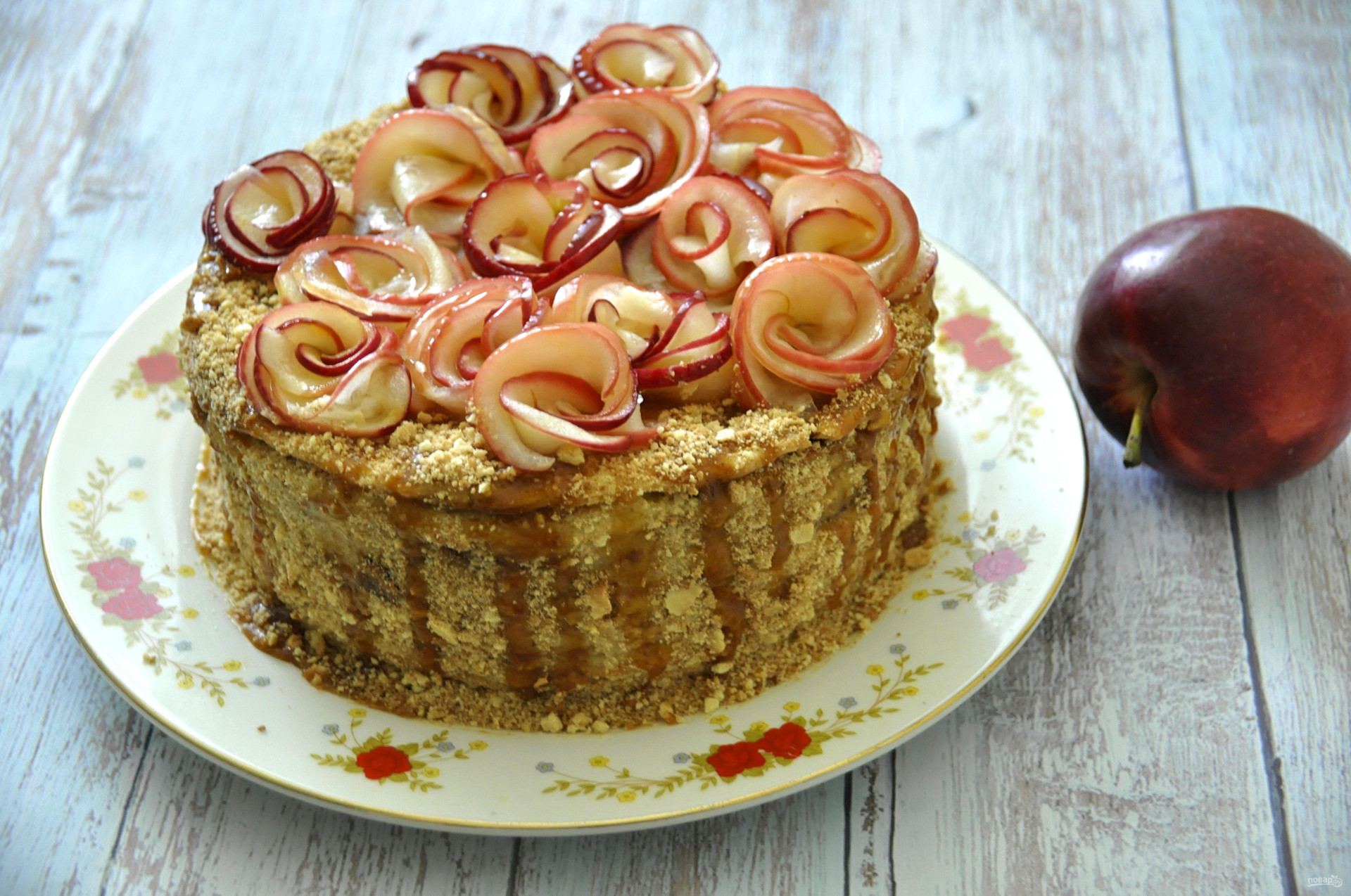 Торт украшенный розой из яблок