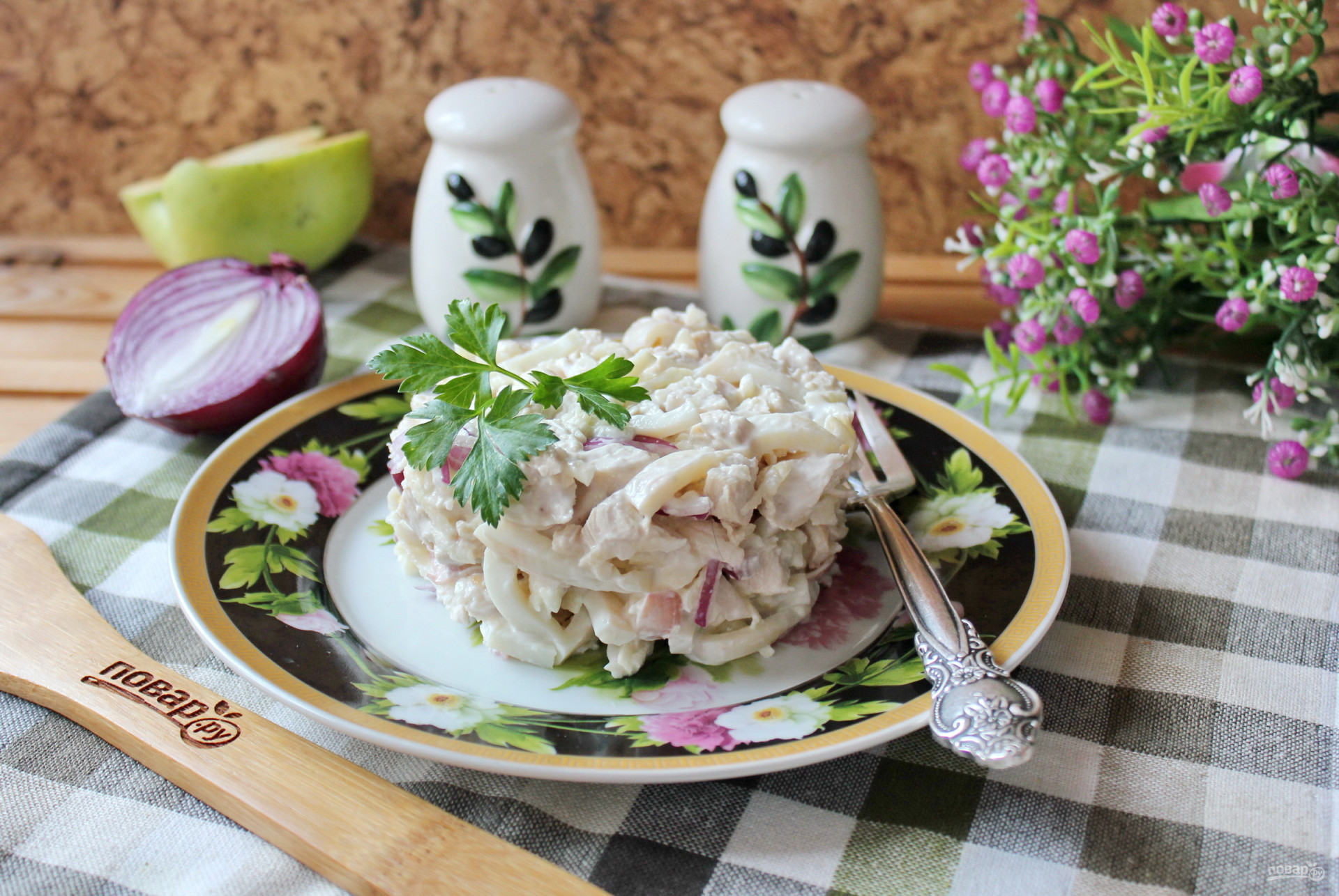 Салат с кальмарами сельдереем и яблоком