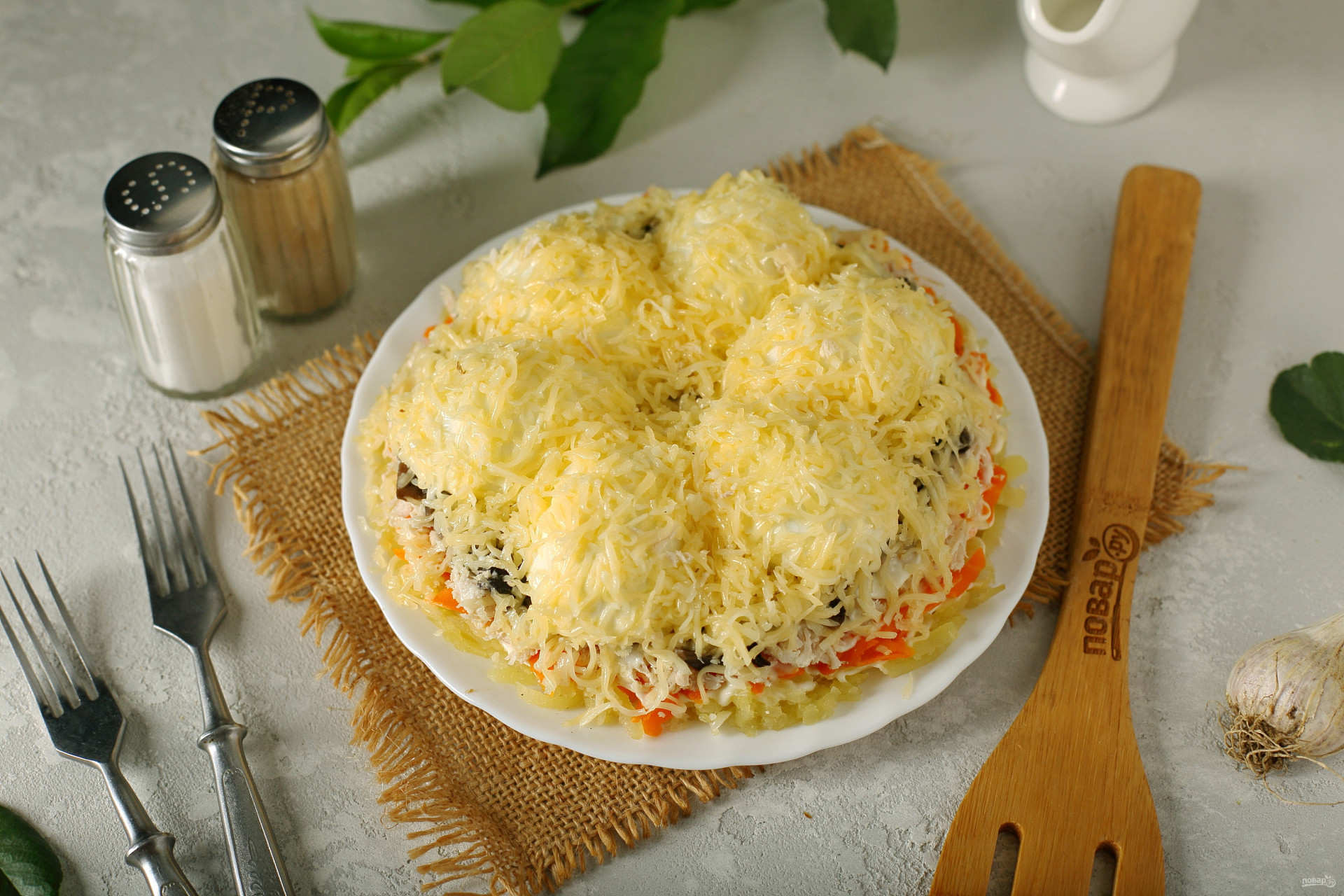 Куриный салат с яйцами 