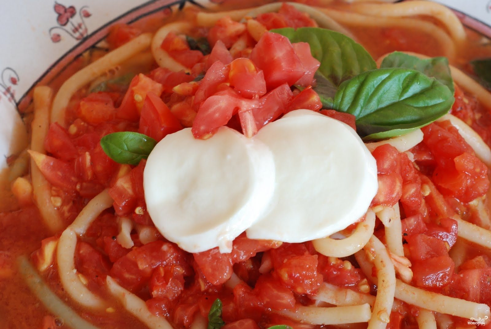 Спагетти с моцареллой и томатным соусом.