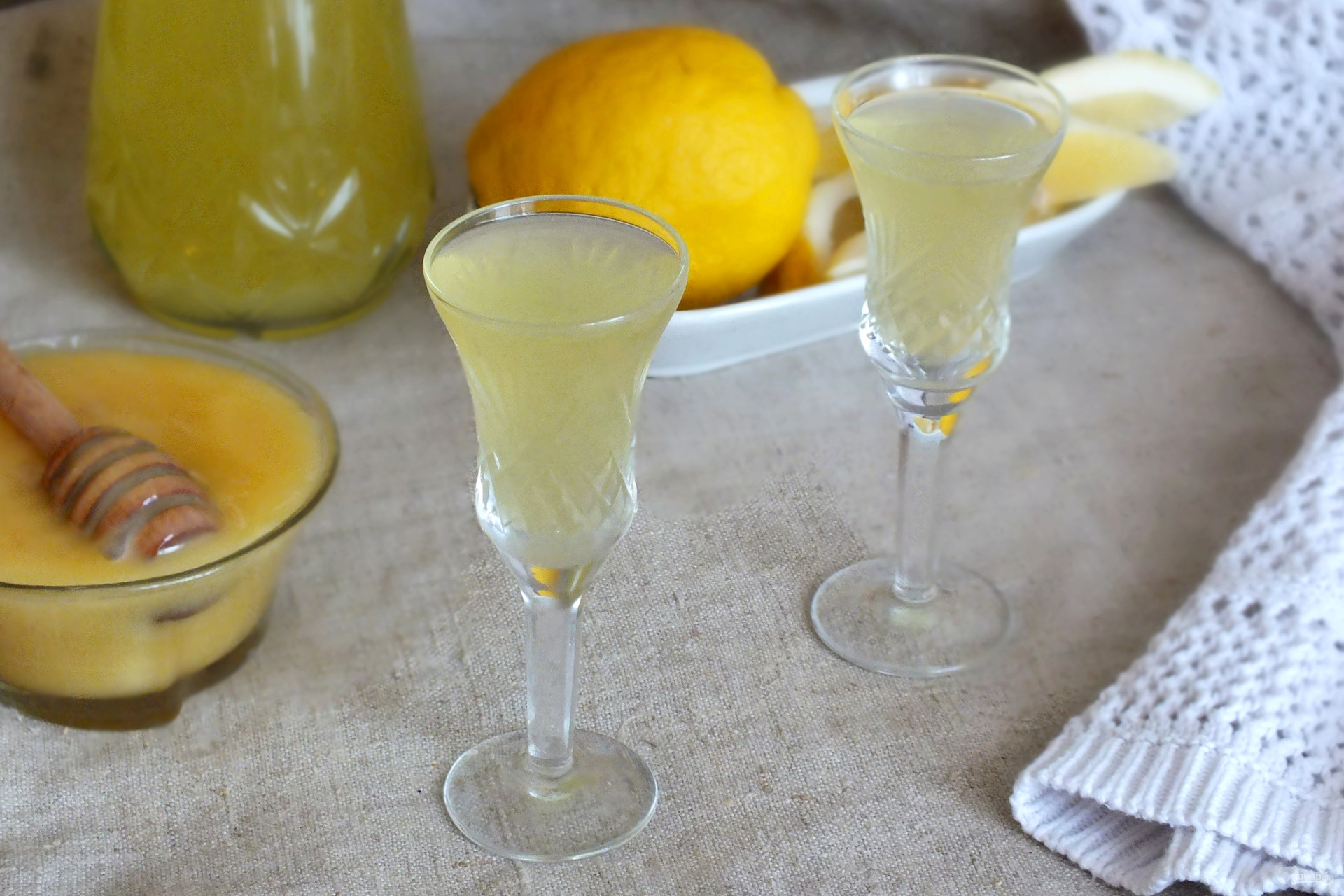 Лимончелло рецепт 1 литр. Лимончелло ликер. Лимонный ликер Лимончелло. Рюмки для Лимончелло.