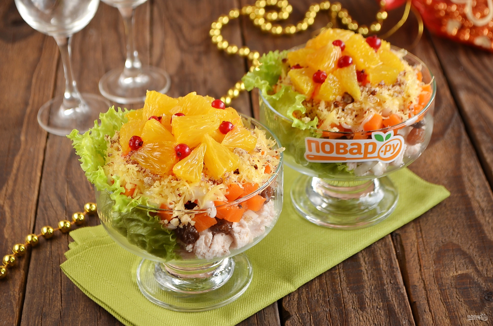 Салат «Французская любовница» с курицей, изюмом и орехами