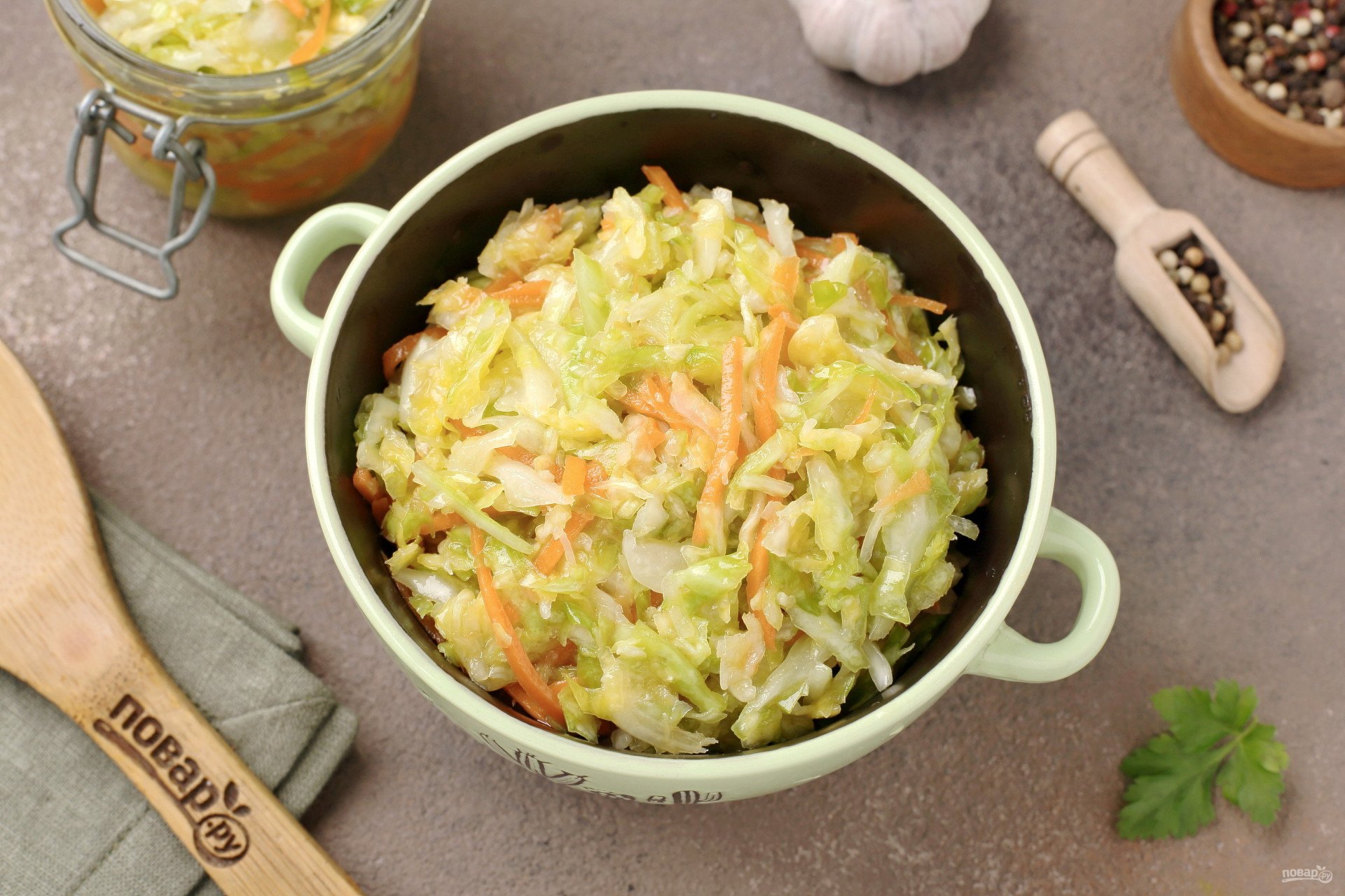 Салат с капустой и рисом на зиму. Капустняк с квашеной капустой. тушёная капуста с курицей на сковороде. капустняк польский. капустняк по польски.