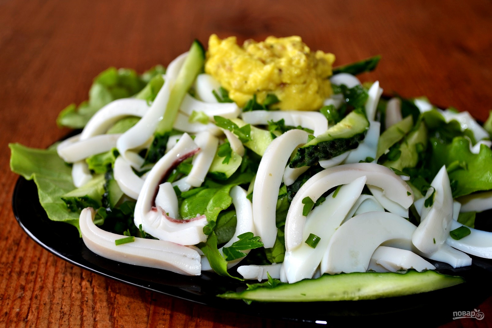 Самый простой рецепт салата из кальмаров. Салат с кальмарами и зеленью. Салат с кальмарами и зеленым салатом. Салат из кальмаров с зеленью. Салат с кальмарами без майонеза.