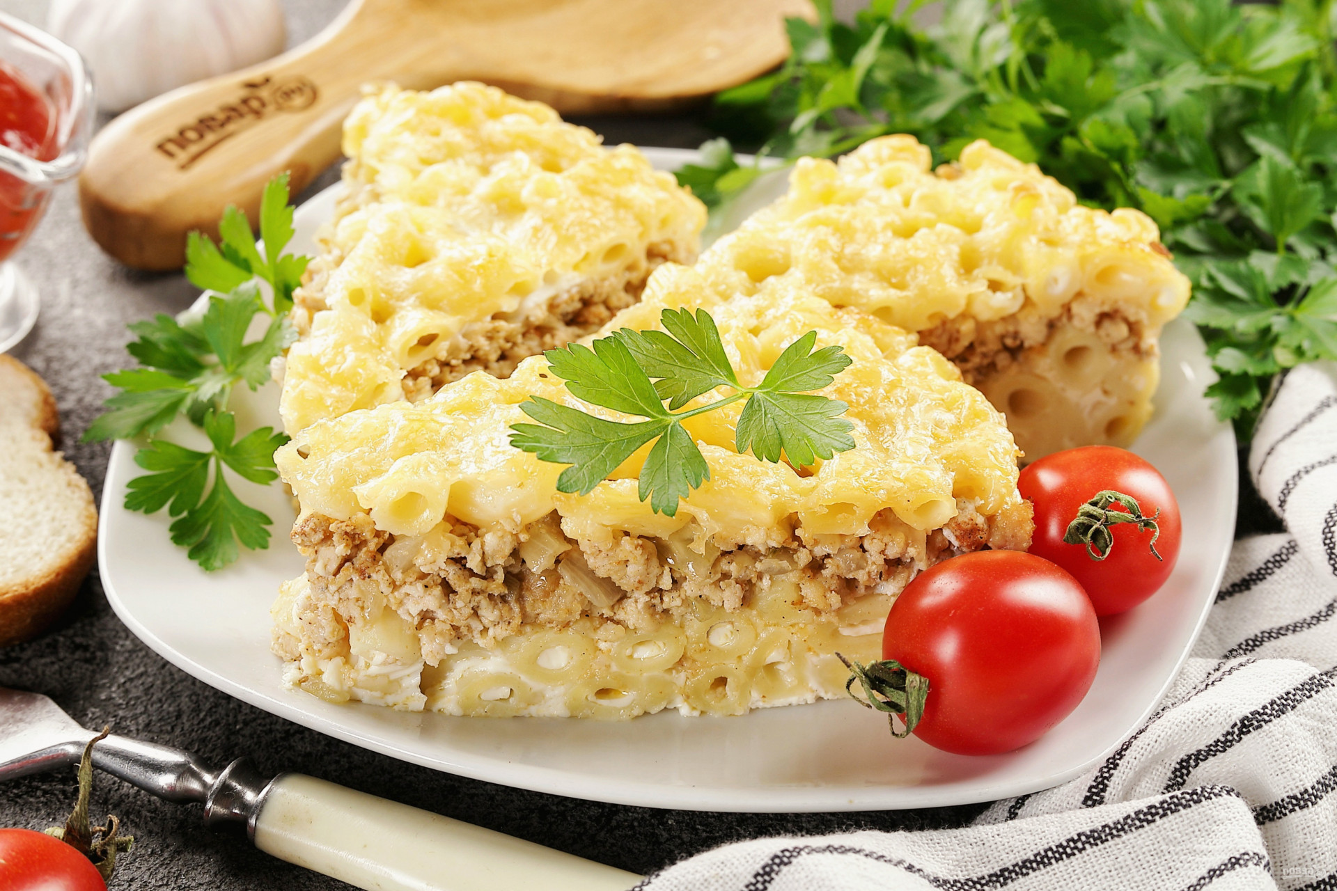 Макароны с фаршем, грибами и сыром