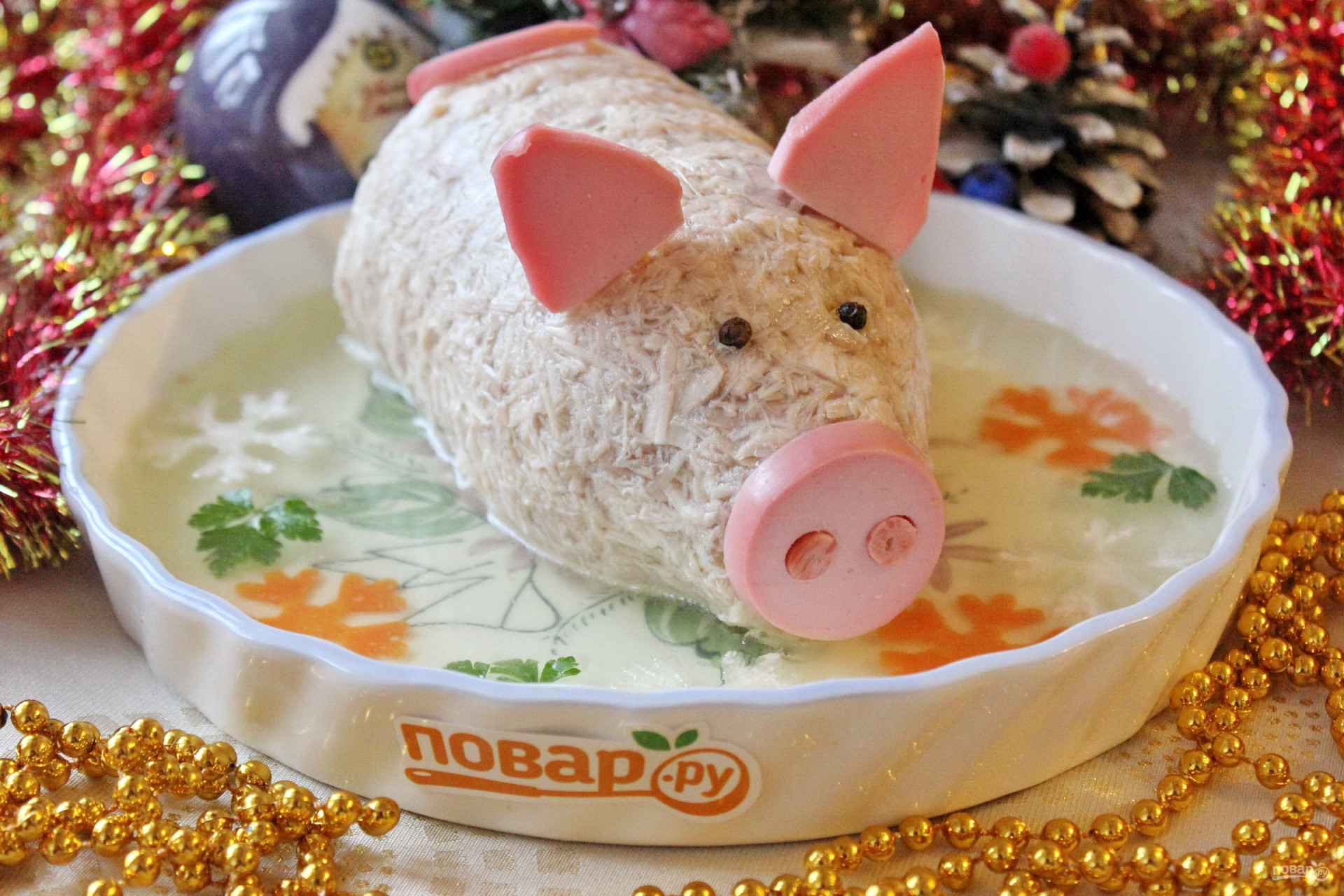 Новогодний холодец в виде поросенка из индейки и курицы