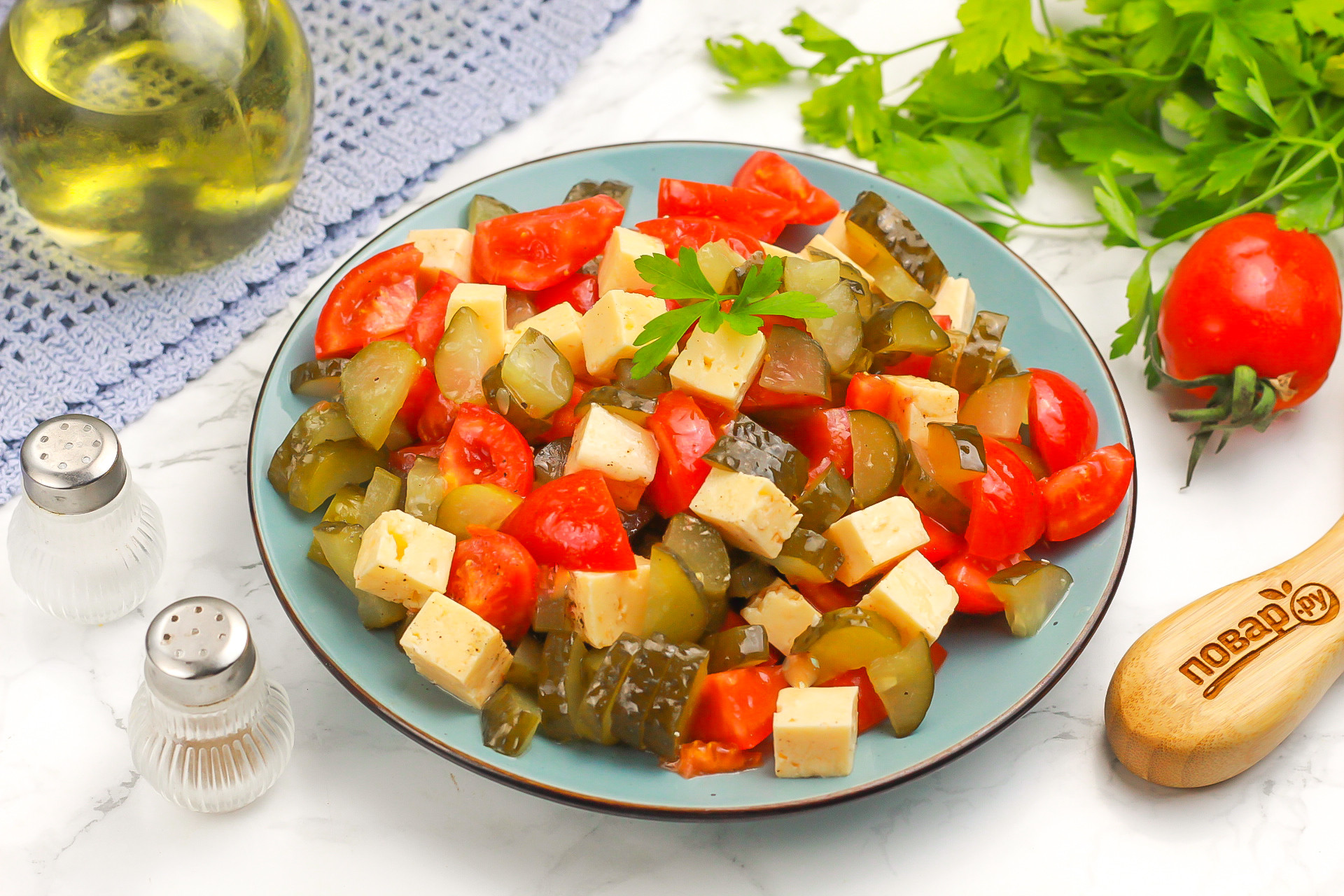 Салат с сыром, помидорами и маринованными огурцами