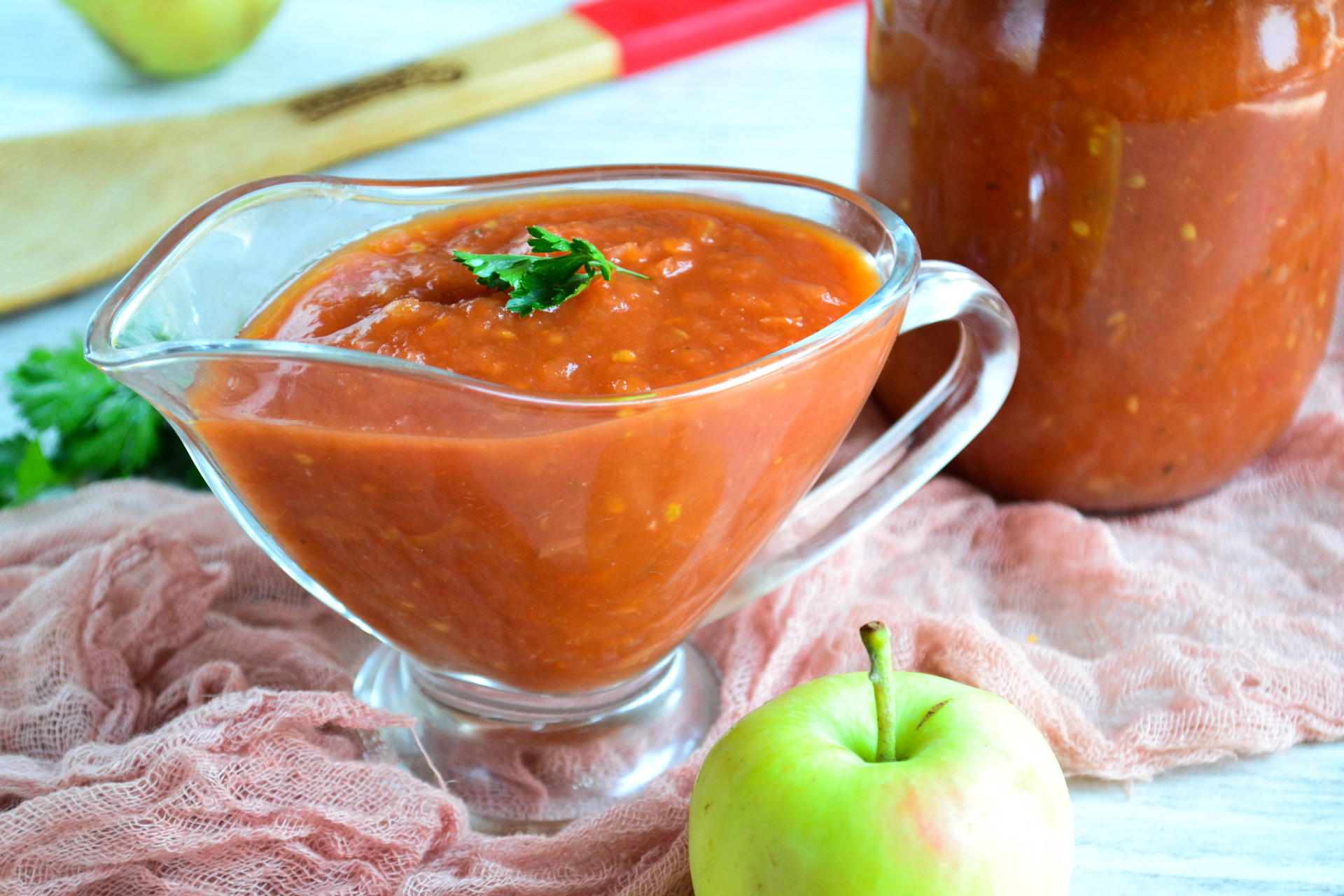 Рецепт кетчупа помидоры и лук. Томатно яблочный соус. Томатный соус из помидор. Томатный соус с яблоками. Яблочный соус острый.