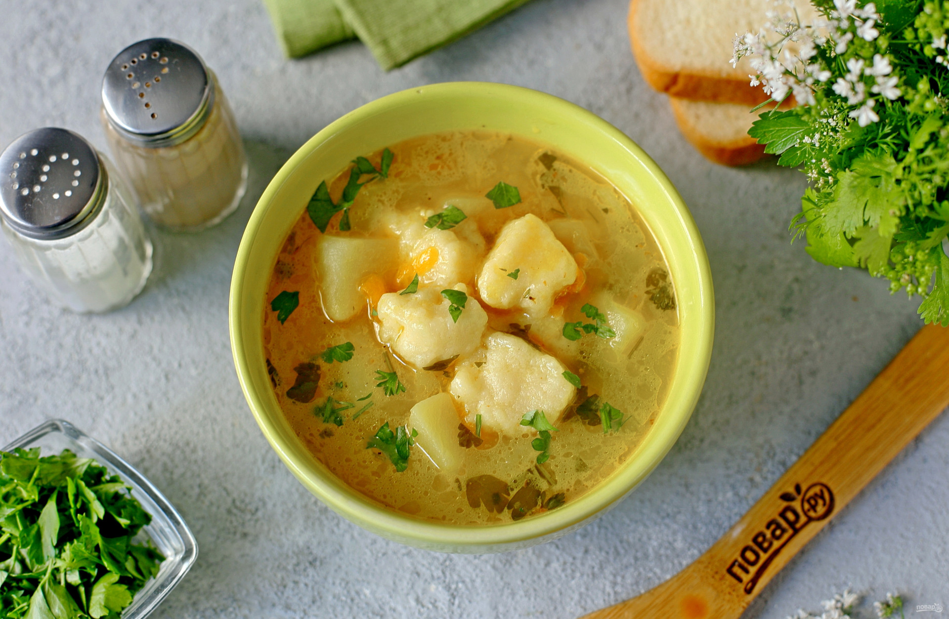 Детский суп с клецками рецепт. Суп с клецками. Суп картофельный с клецками. Суп с клёцками на курином бульоне. Суп с творогом.