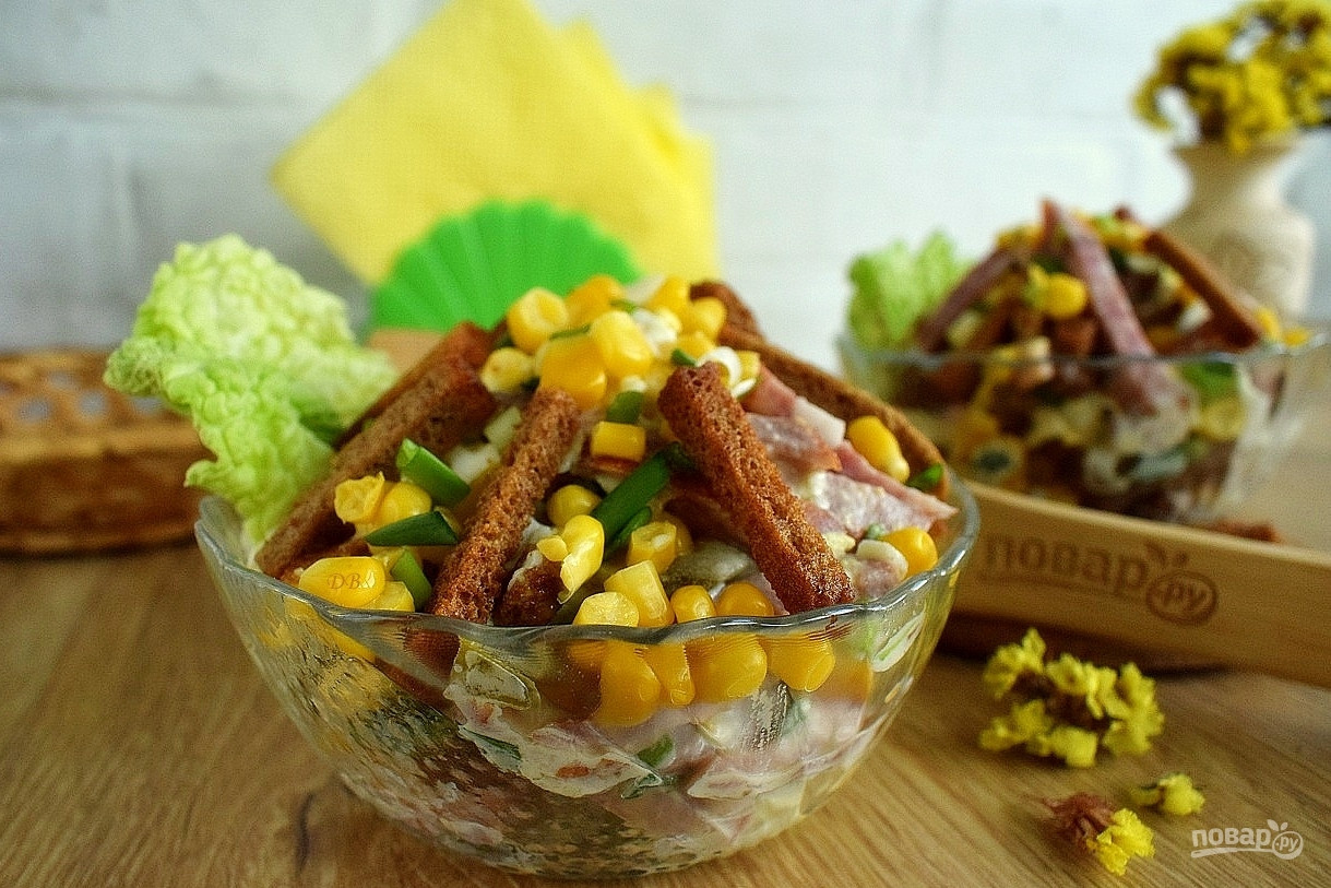 Салат с кукурузой с фасолью и сухариками и колбасой рецепт с фото