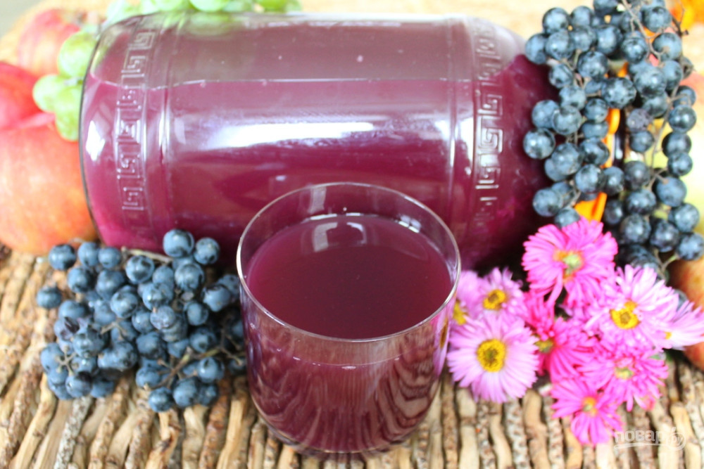 Приготовление яблочно виноградного сока. Виноградный сок. Виноградный сок домашний. Виноград сок. Виноградный сок на зиму.