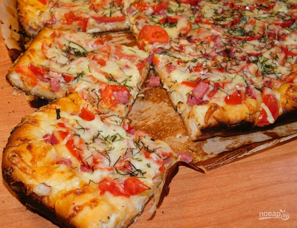 Домашняя пицца в духовке рецепт начинки. Пицца с колбасой. Пицца домашняя с колбасой. Пицца с колбасой и сыром и помидорами. Пицца с колбасой и сыром в духовке.