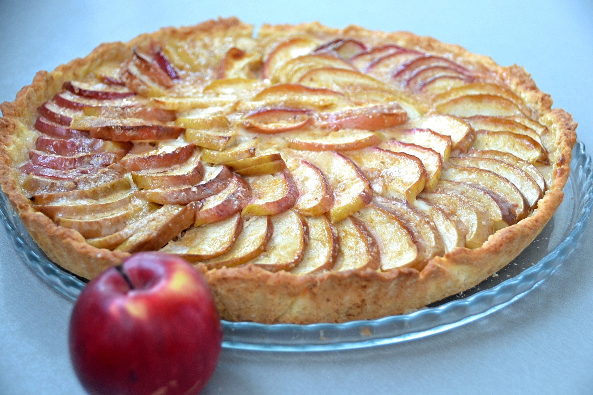 Пирог с готовыми яблоками. Яблочный КИШ. Французский КИШ яблочный. Французский яблочный пирог. Открытый пирог с яблоками.