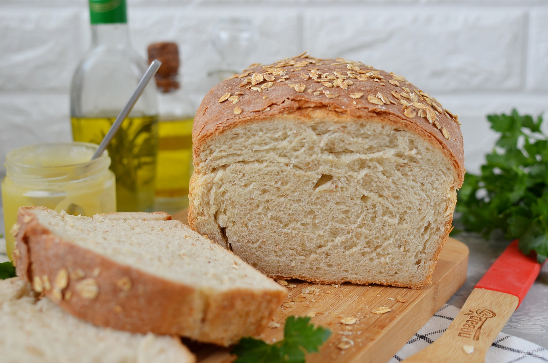 Овсяный хлеб в духовке рецепты. Овсяный хлеб. Хлеб с овсяными хлопьями. Медовый хлеб. Хлеб из овсяных хлопьев.