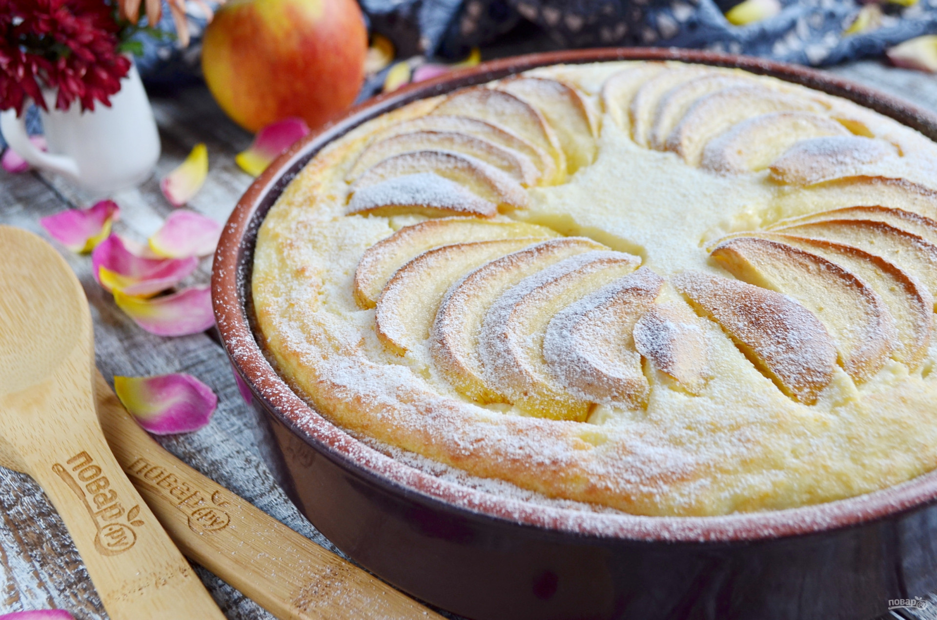 Шарлотка вкусный рецепт классический. Яблочно твороженный пирог. Воздушный яблочный пирог. Творожный пирог с яблоками. Воздушный творожный пирог с яблоками.