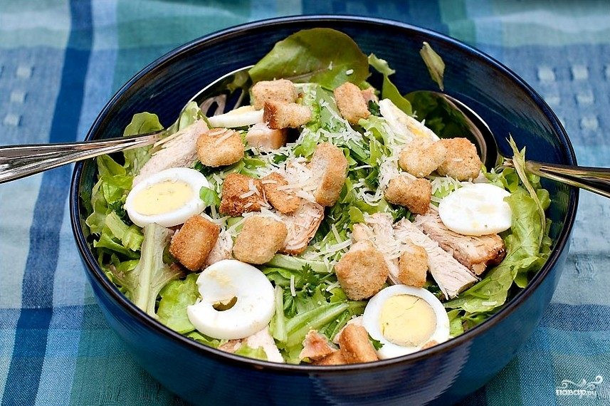 Классический салат Цезарь с курицей и пармезаном