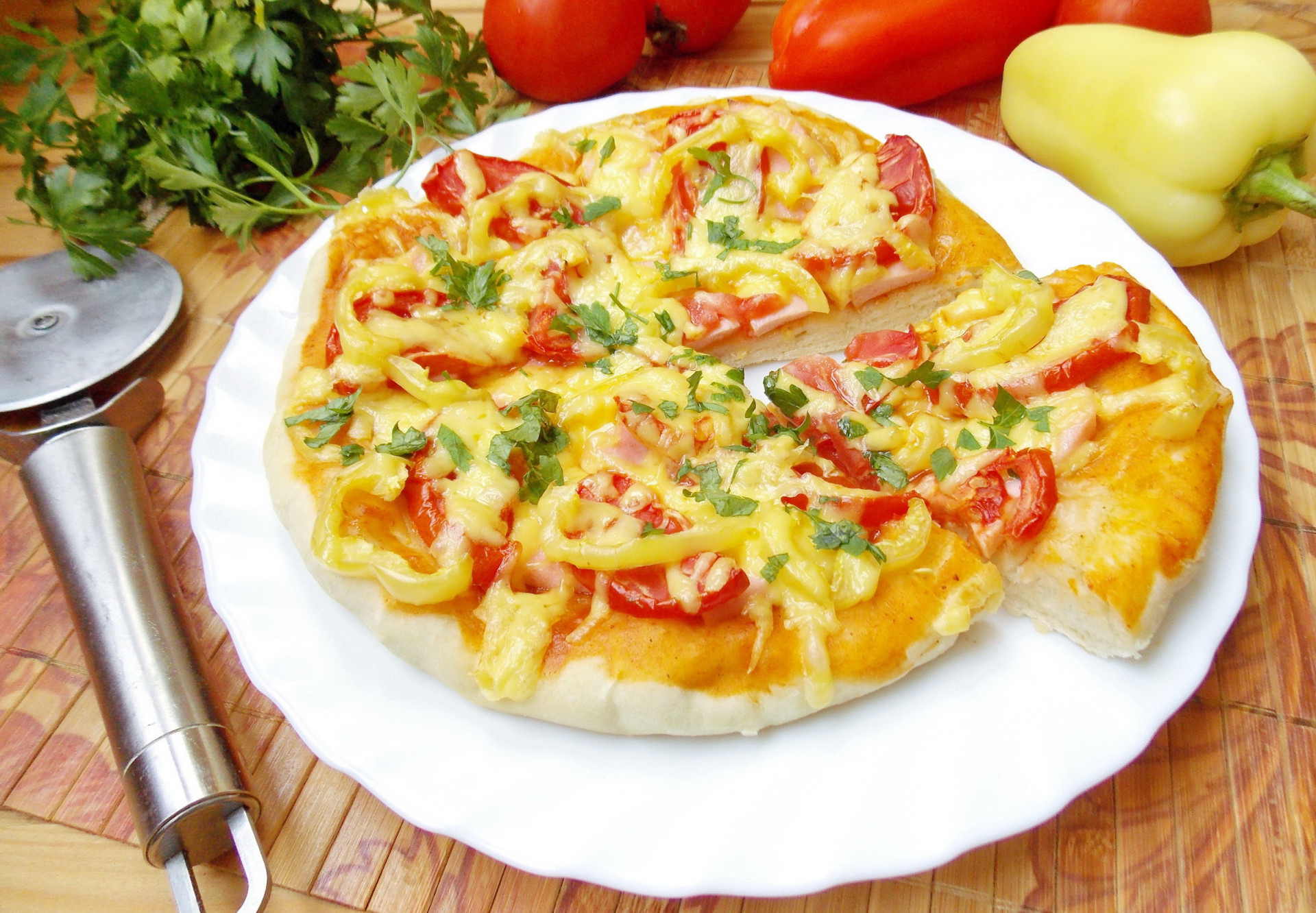 пицца с грибами и колбасой и помидорами и с сыром в духовке со слоеным тестом фото 20