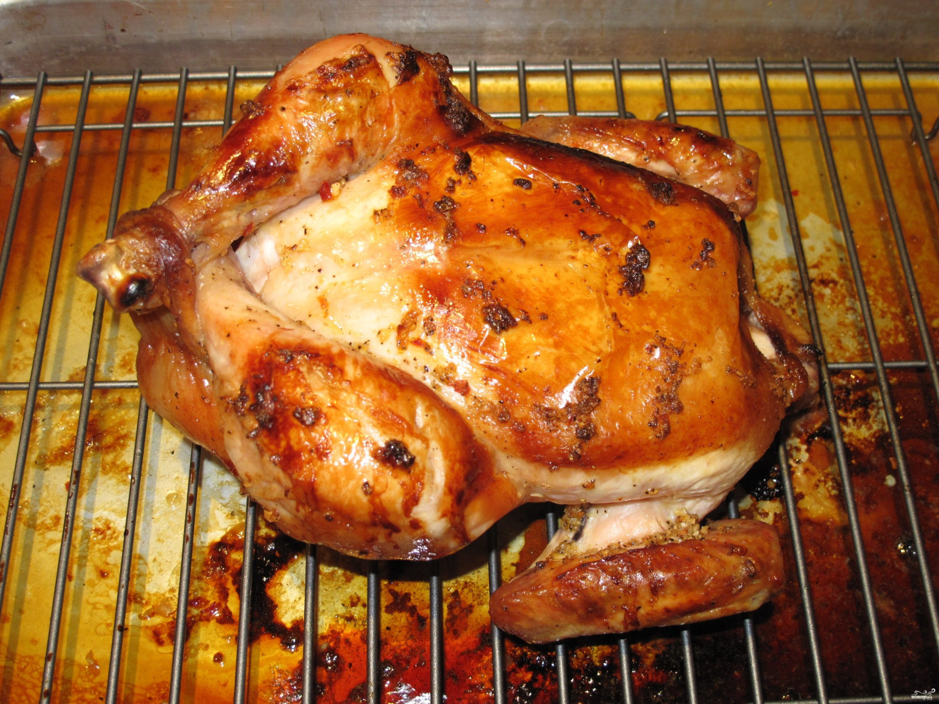 Курица в духовке рецепт с фото пошагово. Домашняя курица в духовке целиком. Курица в духовке на решетке целиком. Курочка на решетке в духовке. Курица разделанная в духовке.