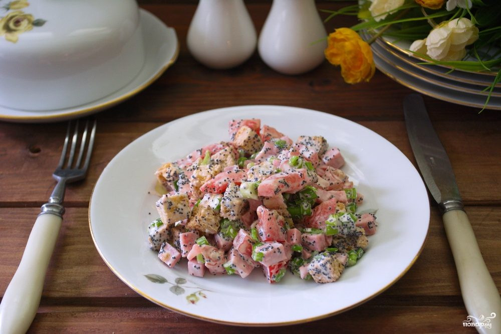 Салат с курицей и маком. Салат удачный. Салат с маком. Маковый салат с сухариками. Салат с маком и помидорами и сухариками.