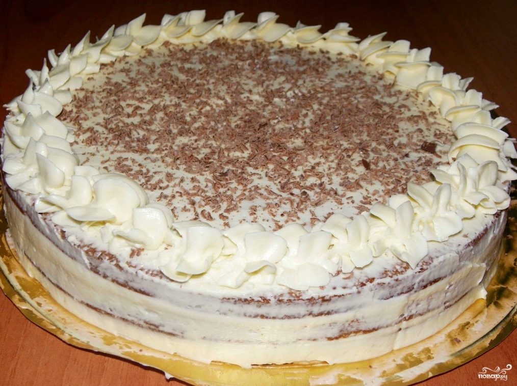 Пирог из готовых коржей. Украшение бисквитного торта в домашних. Тортик из коржей готовых. Тортик из бисквитных коржей. Украшение торта сметанным кремом.