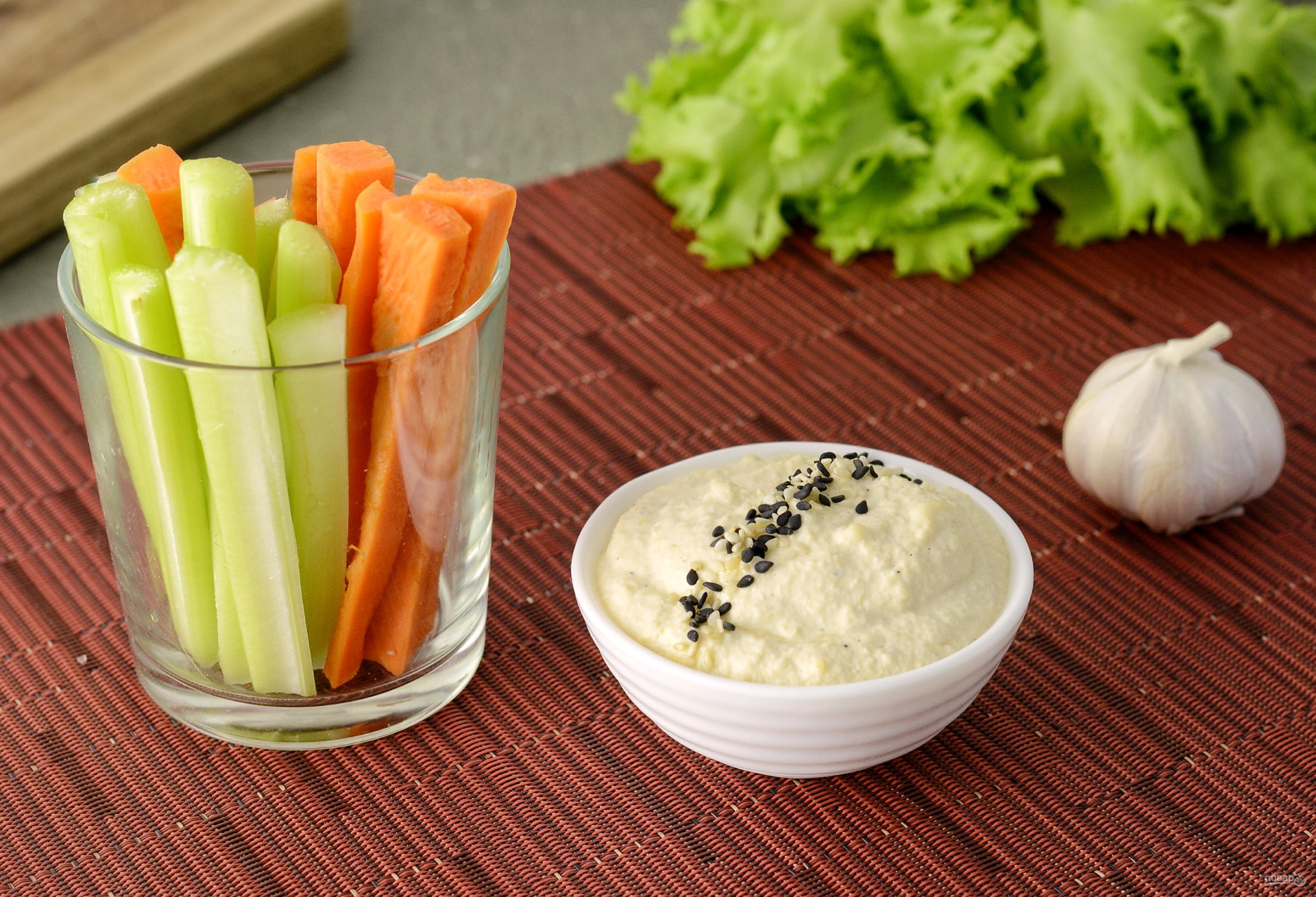 Соус для сельдерея. Сыроедческий хумус. Хумус с морковью и сельдереем. Хумус с овощными палочками. Овощные палочки с соусом.
