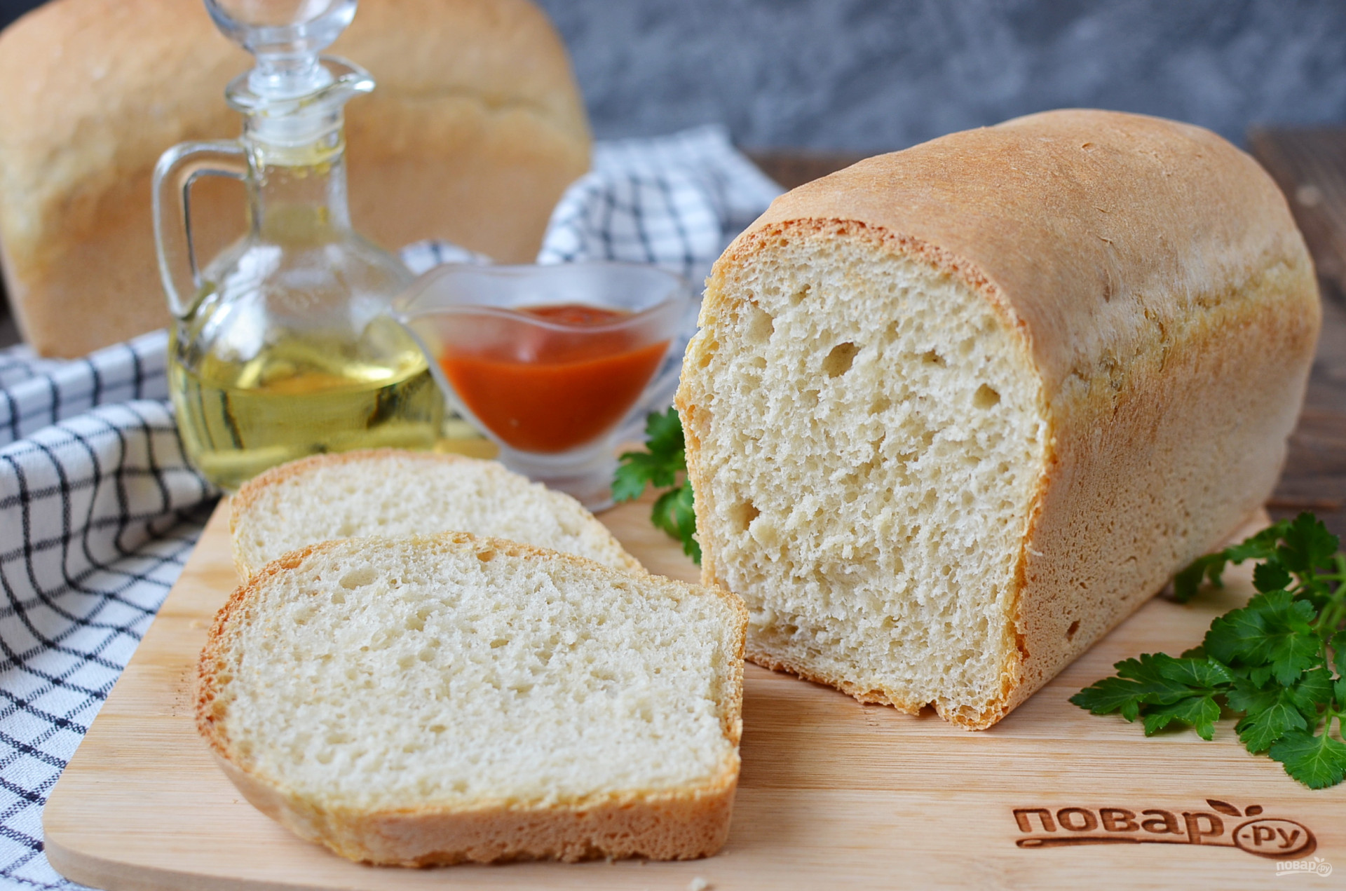 Хлеб дрожжевой в домашних условиях в духовке. Дрожжевой хлеб. Дрожжи для хлеба. Хлеб дрожжевой в духовке. Диетический хлеб.