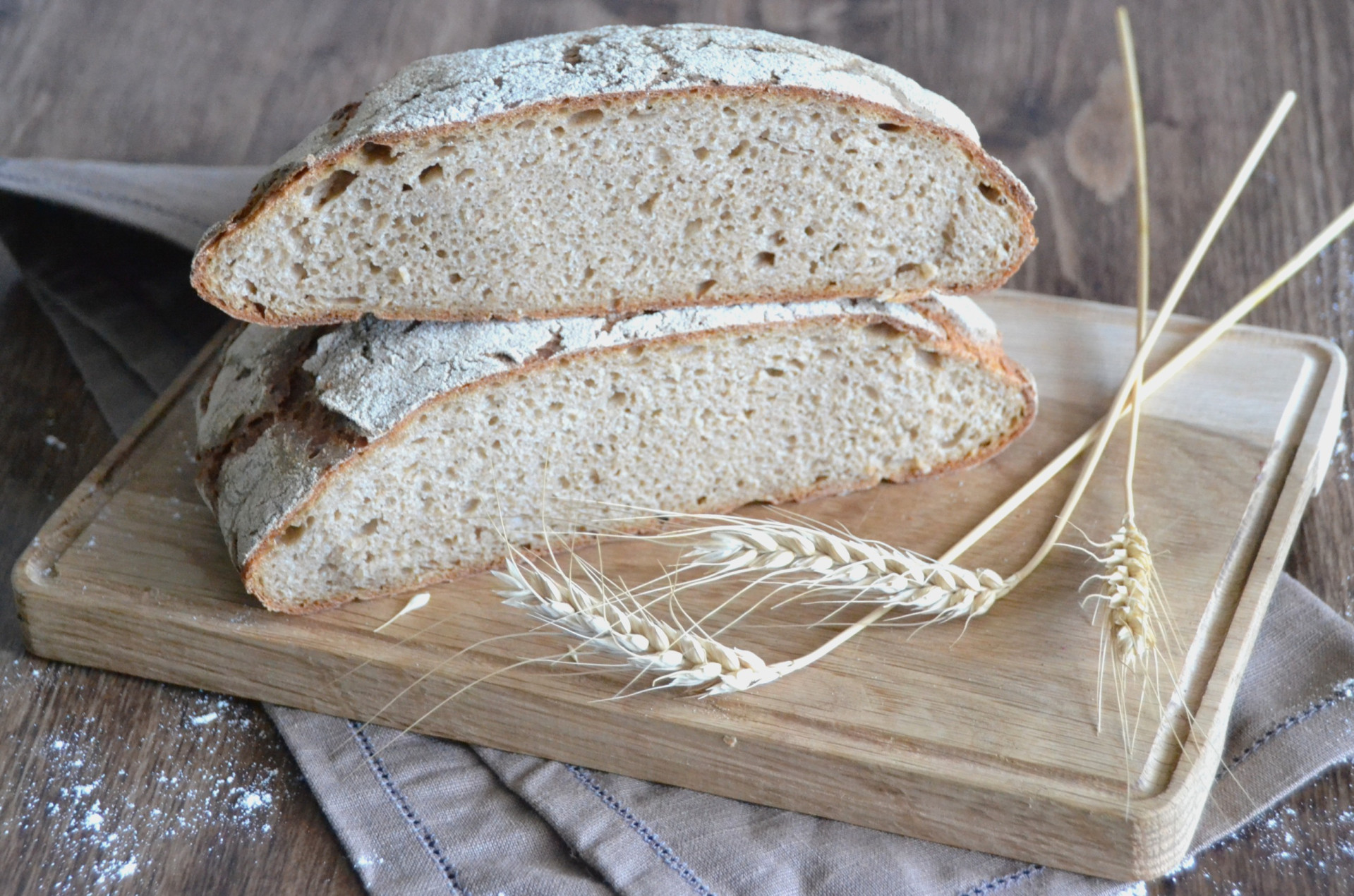 Хлеб на закваске простой рецепт. Хлеб хмелевой бездрожжевой. Бездрожжевой хлеб на закваске. Ржаной хлеб. Хлеб на живой закваске.
