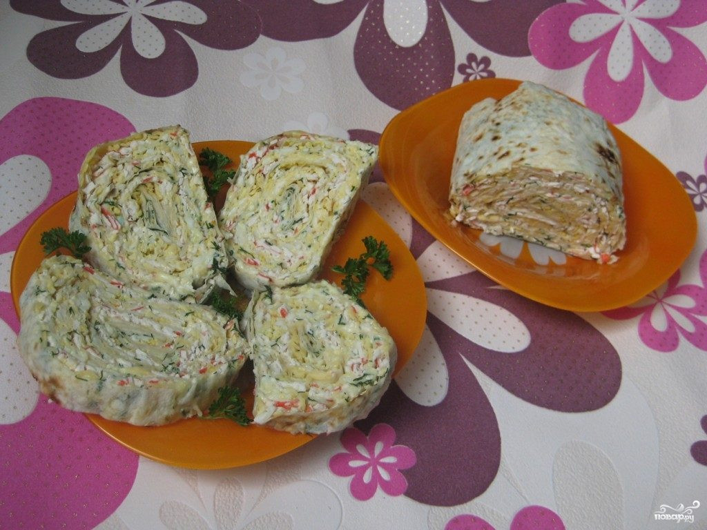 Рыбный рулет с крабовыми палочками