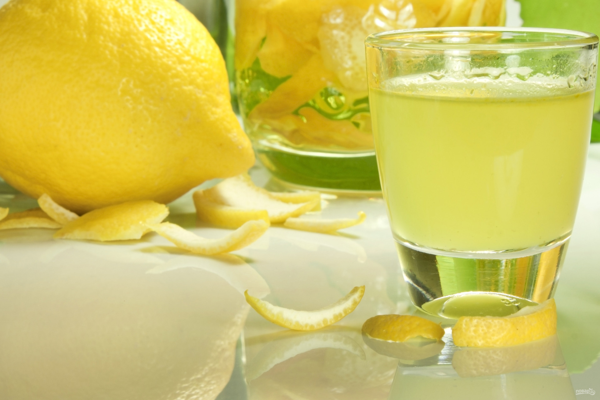 Лимон на литр воды. Лимонный ликер Лимончелло. Лимончелло итальянские ликёры. Лимоны для Лимончелло. Лимонный ликёр Limoncello.