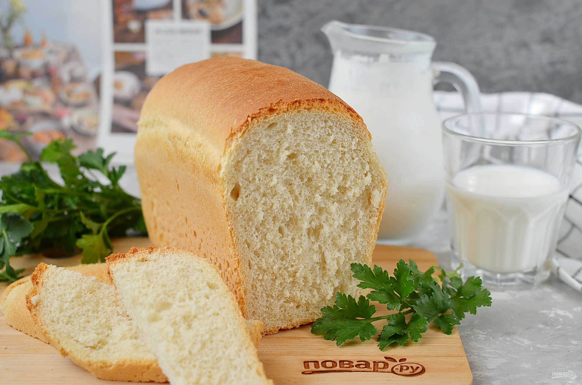 Белый хлеб на дрожжах рецепт. Постный белый хлеб. Хлеб домашний дрожжевой. Хлеб и вода. Хлебный сырная булочка.