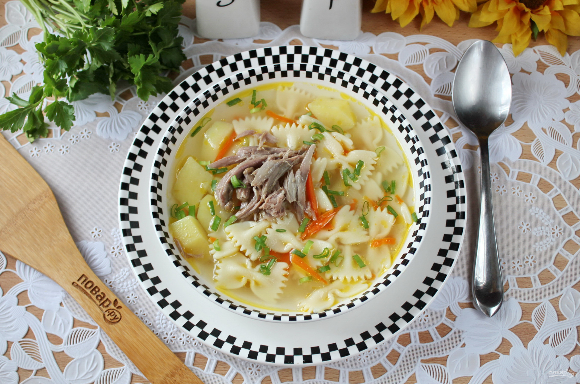 Суп из индейки рецепты простые. Суп из индейки. Суп с индюшиной шеей. Суп на индюшином бульоне. Суп из шеи индейки.