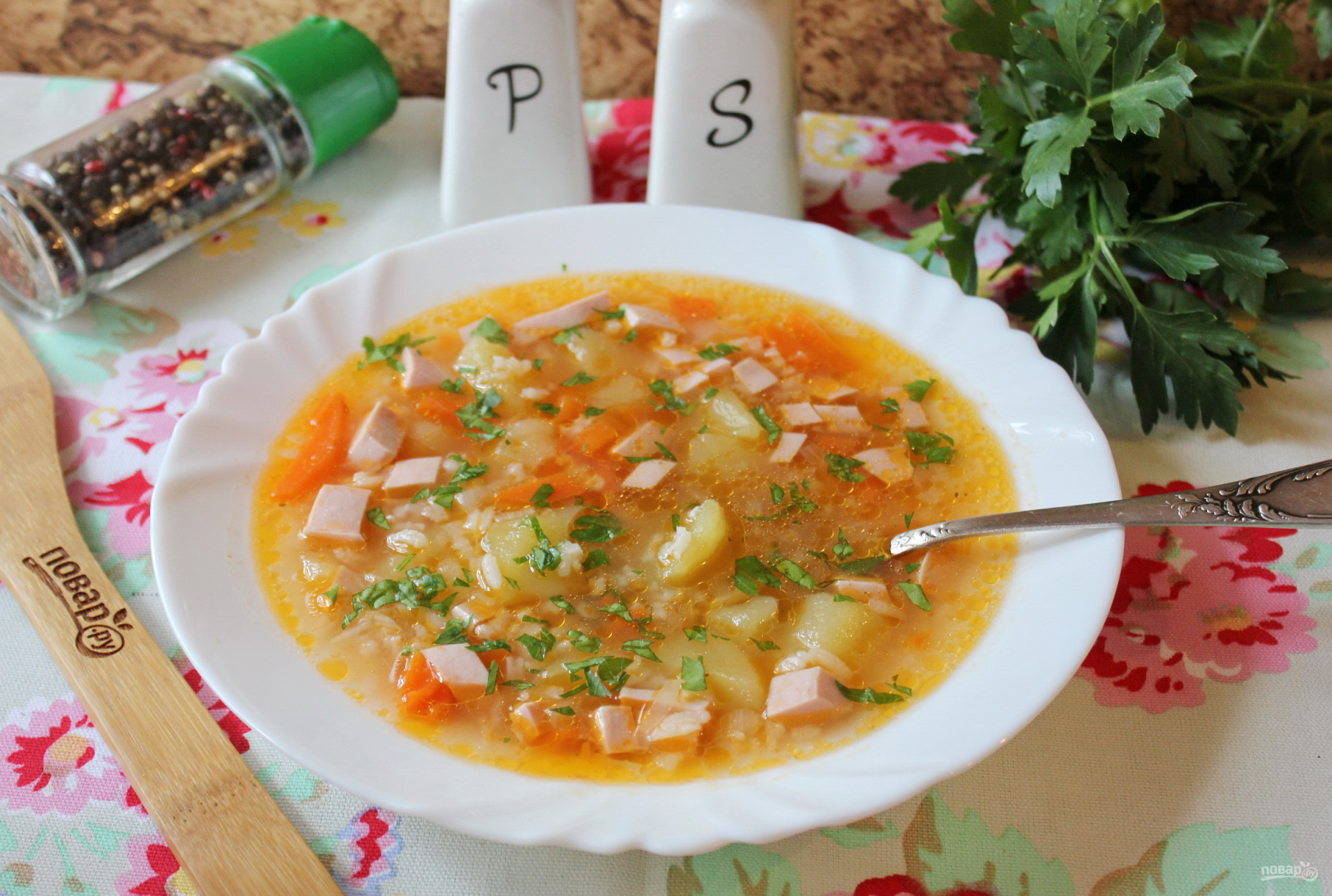 Рецепт супа с домашней колбасой. Гречневый суп с колбасой. Рисовый суп. Суп с рисом и колбасой. Рисовый суп с сосисками.