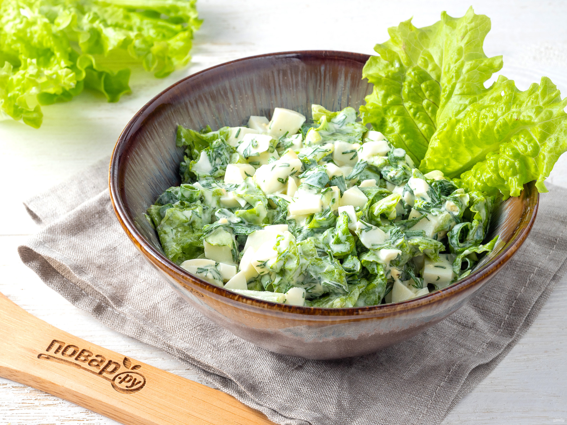 Какой салат можно сделать с огурцами. Зелень для салатов. Салат из огурцов и зелени. Салат с зеленью и яйцом. Салат из салатных листьев.