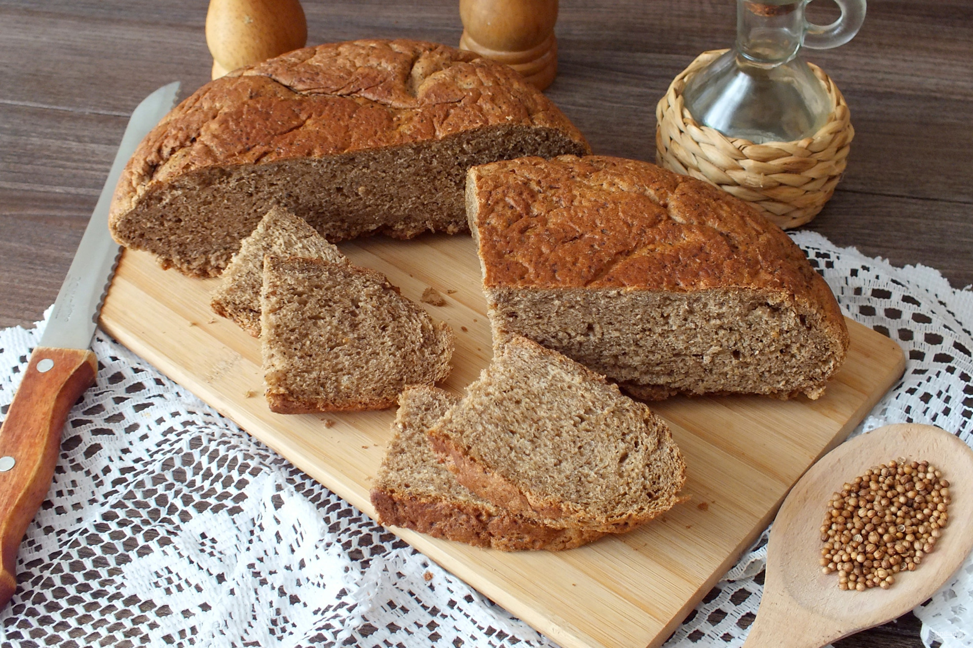 Испечь ржаной хлеб в духовке рецепты. Пшенично-ржаной хлеб. Отруби для выпечки хлеба. Хлеб пшеничный с ржаным солодом. Хлеб крестьянский из пшеничной муки.