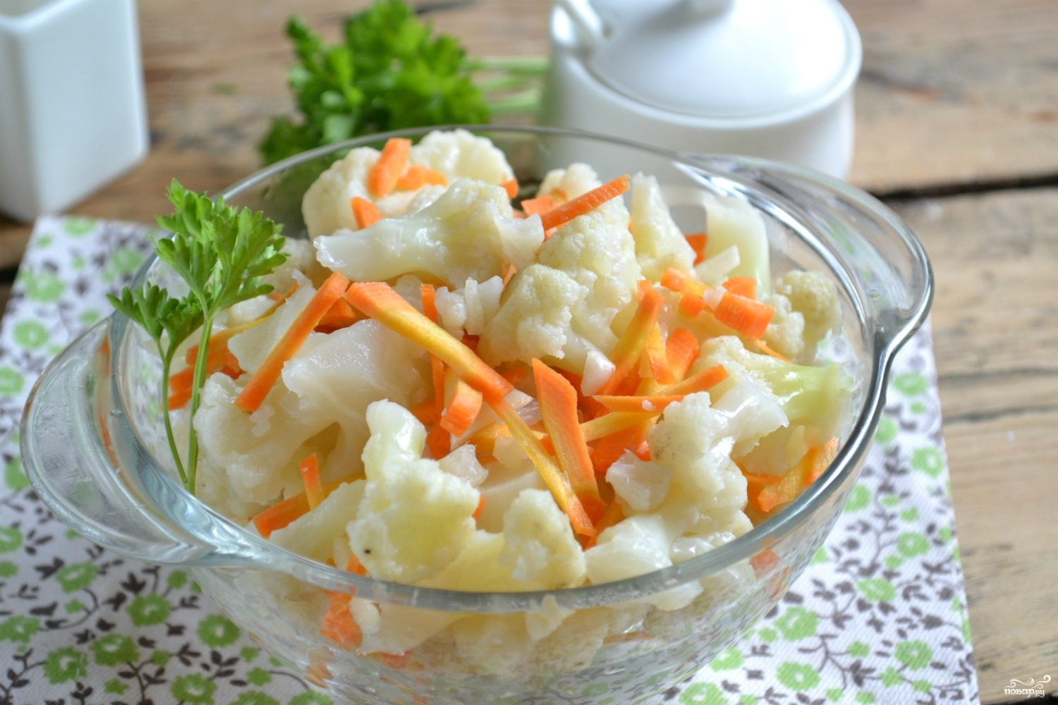 Самый вкусный салат из цветной капусты. Квашеная цветная капуста. Маринованная цветная капуста. Вкусная квашеная капуста. Салат с цветной капустой и морковью.
