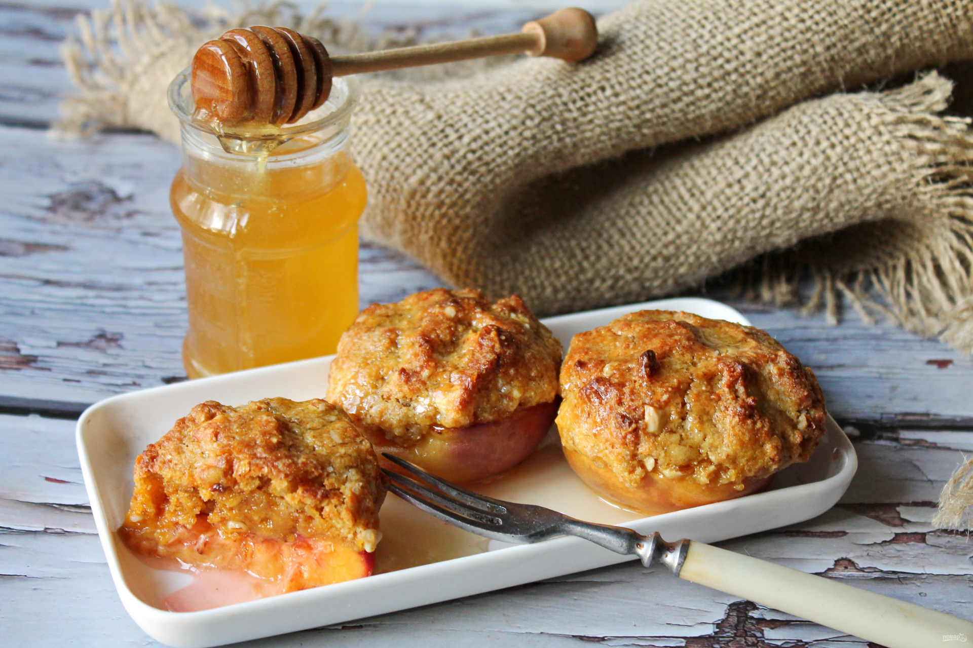 Рецепты печеного с медом. Запеченные персики с миндалем. Запеченные персики с орехом. Персики в меду. Персики запеченные с рикоттой, миндалем и медом.