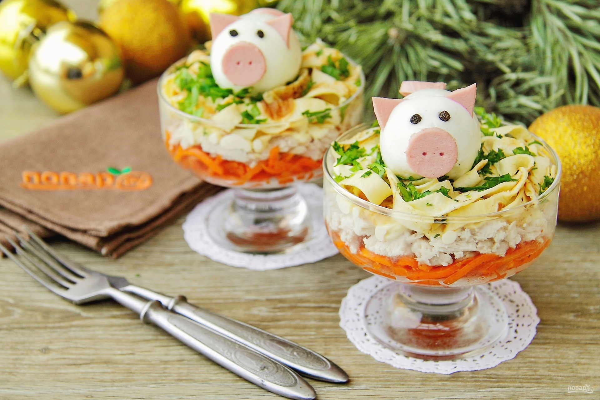 Слоеный салат «Новогодние свечи» с ветчиной