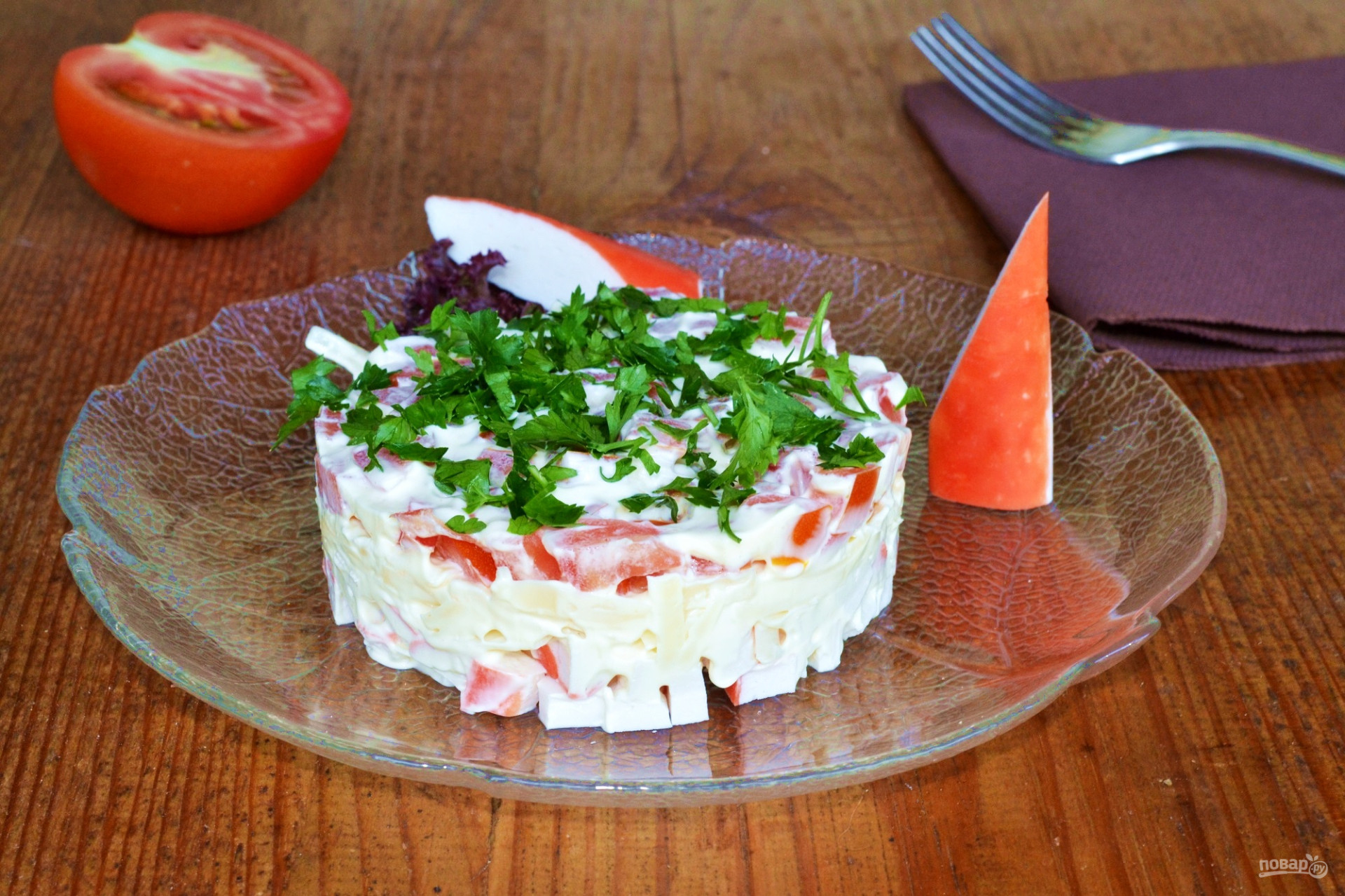 Салат с крабовыми палочками и помидорами слоями